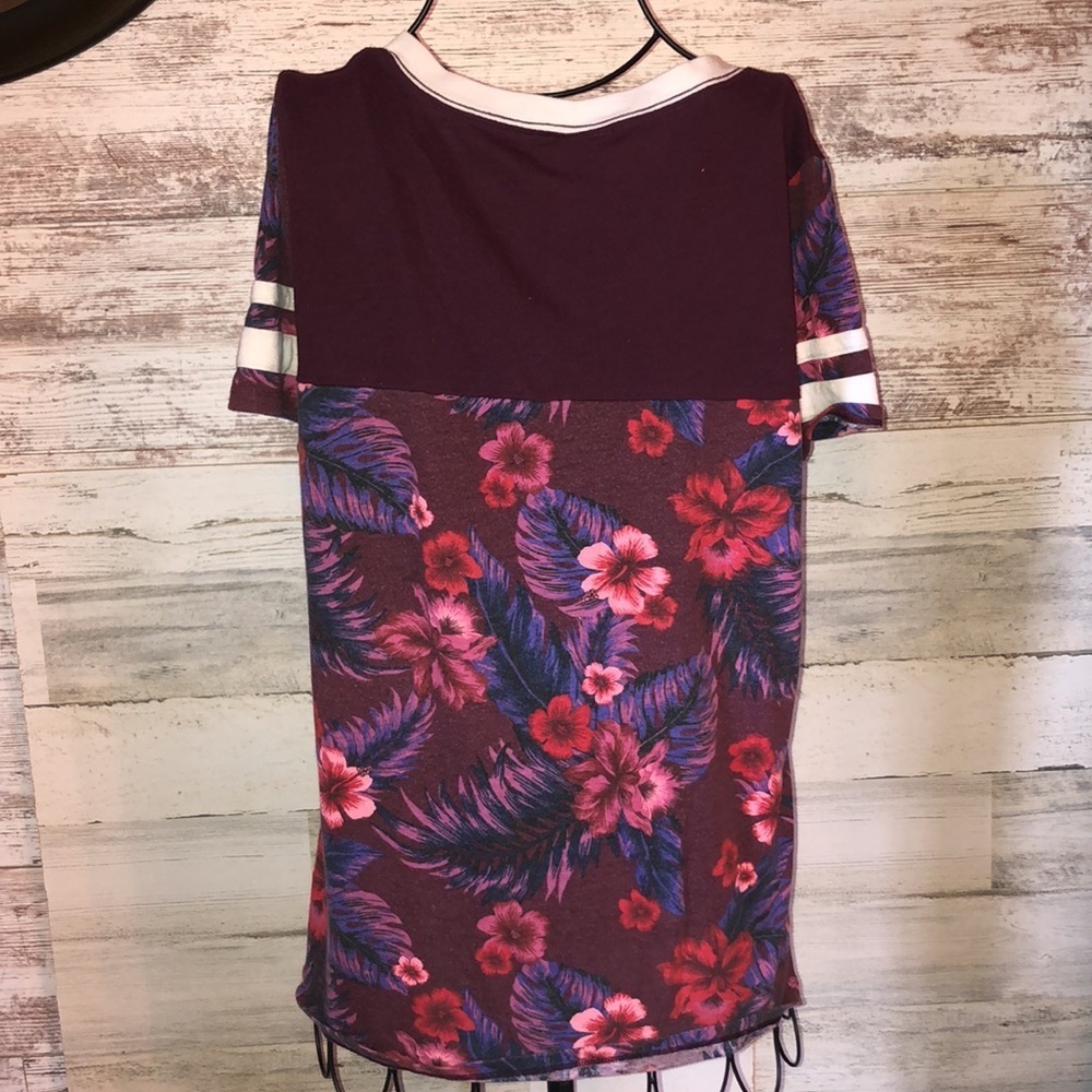 PINK Victoria’s Secret floral v-neck shirt tropical maroon shirt size medium​ - Picture 5 of 5